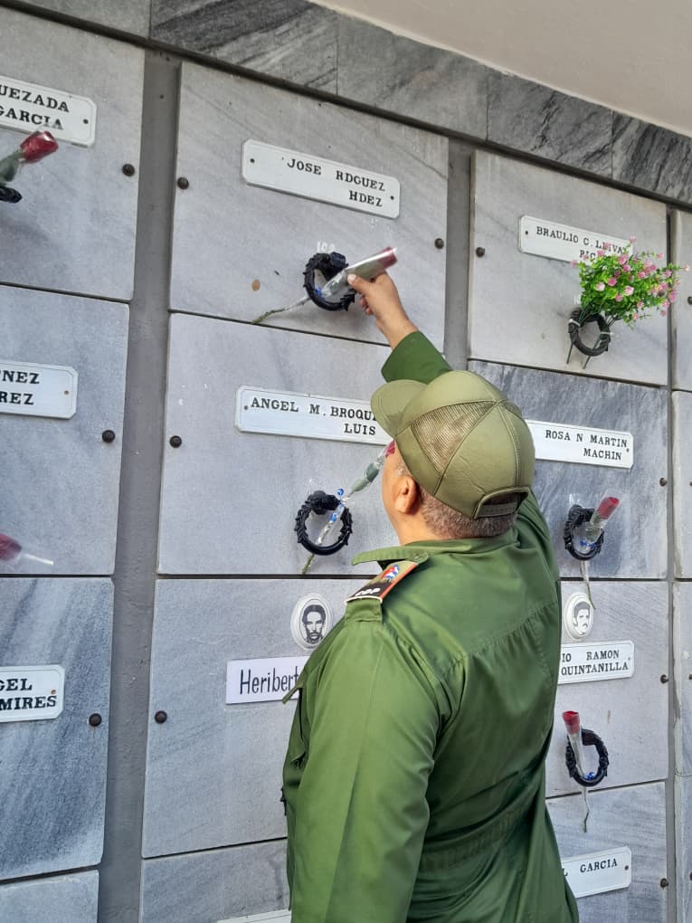 Un día para el tributo eterno.
.
.
.
#SanctiSpíritusEnMarcha
<a href="/DeivyPrezMartn1/">Deivy Pérez Martín</a>
<a href="/DiazCanelB/">Miguel Díaz-Canel Bermúdez</a> <a href="/DrRobertoMOjeda/">Dr. Roberto Morales Ojeda</a> <a href="/PartidoPCC/">Partido Comunista de Cuba</a> <a href="/MMarreroCruz/">Manuel Marrero Cruz</a>