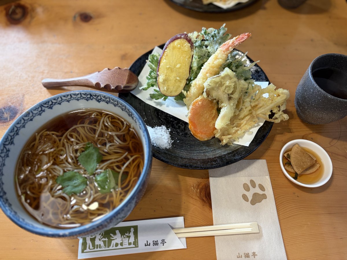 375's tweet image. ランチは諏訪大社の参道にあるお店でお蕎麦
天麩羅はサックサク
デザートにソバチチ