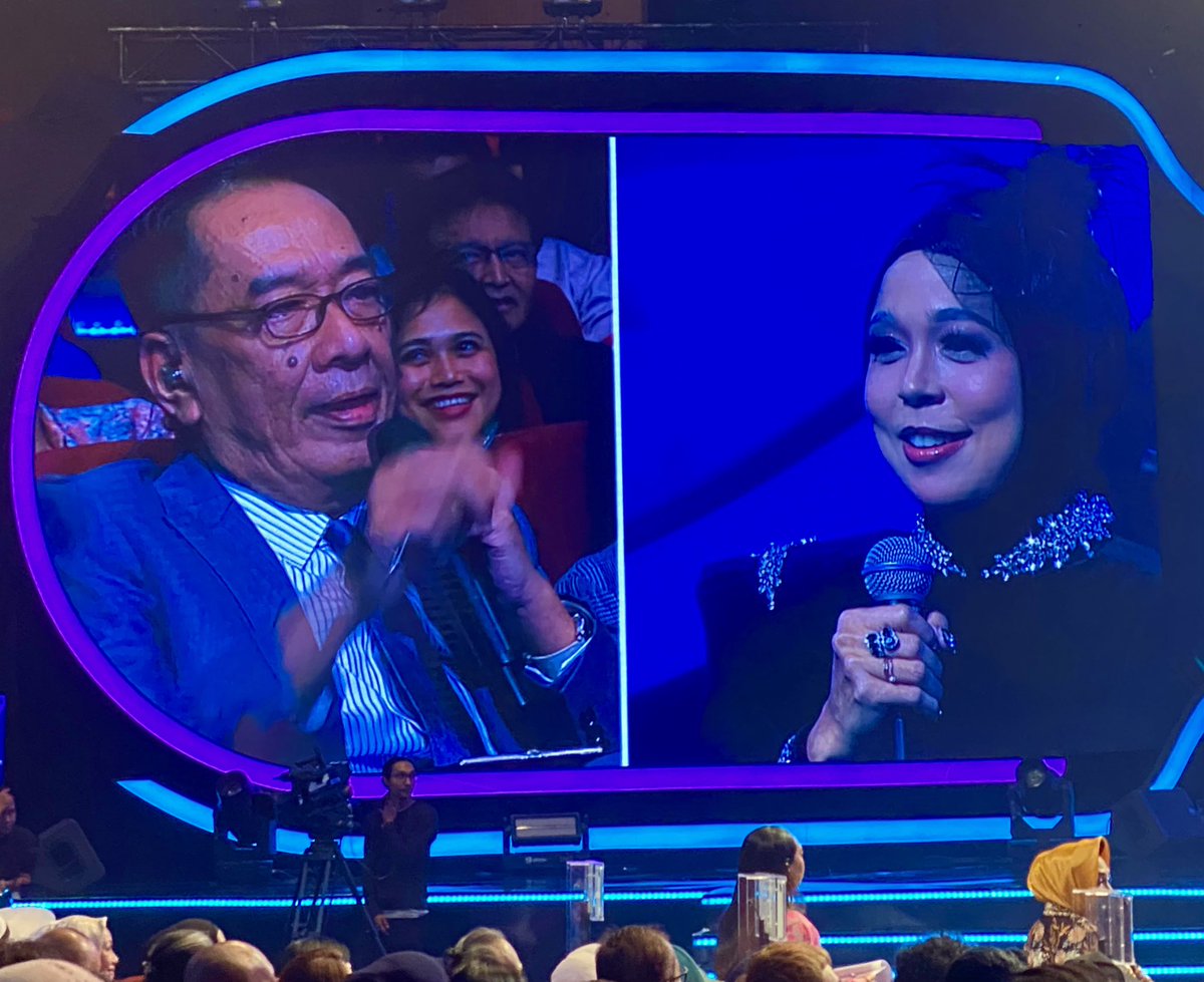 tengkumuda1_'s tweet photo. #gegarvaganza Mega performance #Krisya malam ni! Powerful! ππΌ
#GegarVaganza2025 #GV12 #Vaganzers #AdabiMalaysia #ExtraJossMalaysia https://t.co/ZHBMfMIiT2
