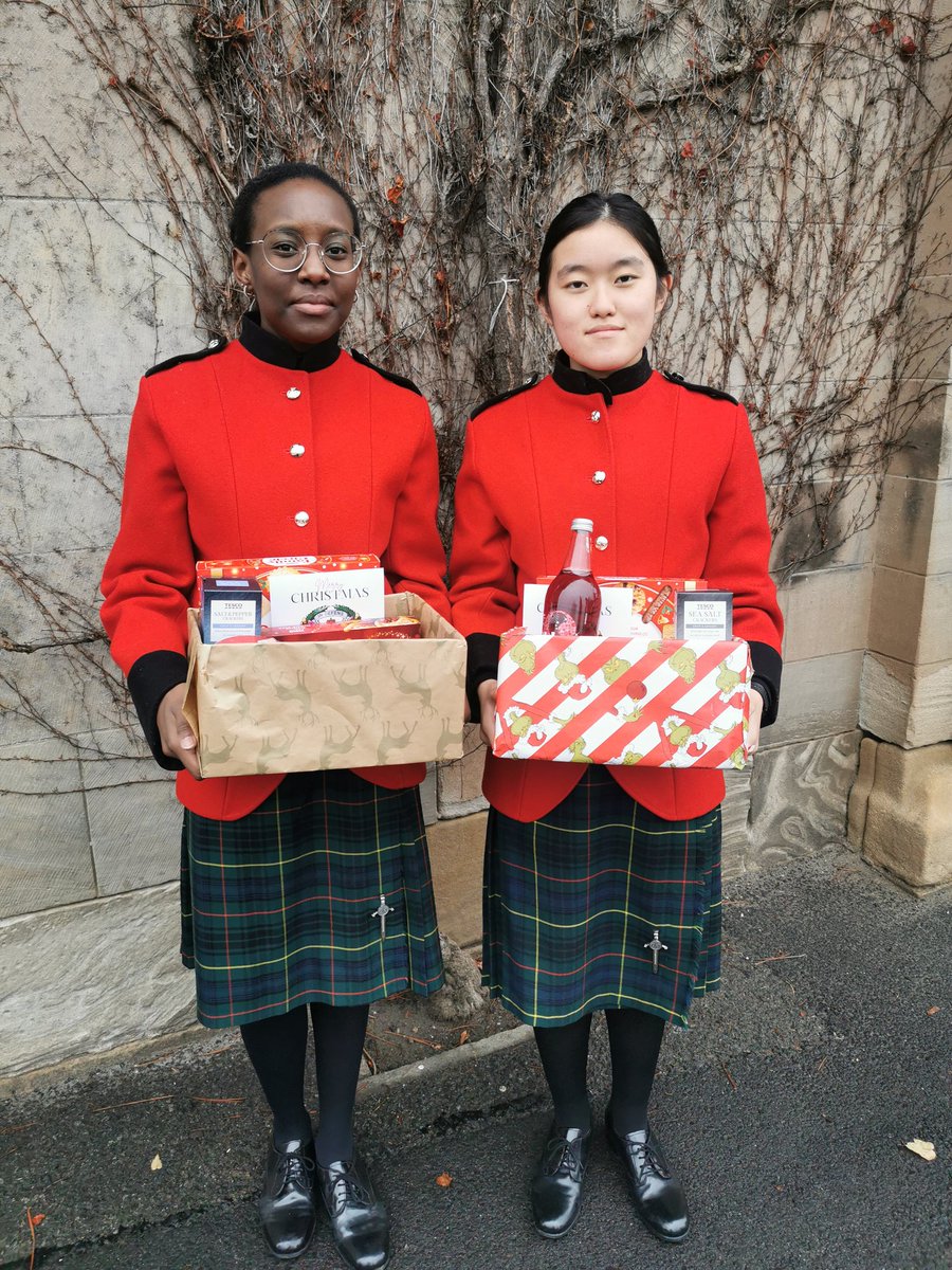 QVSchool's tweet photo. So proud of our Volunteers. Over 100 Hampers packed and wrapped this year. A fantastic #IntergenerationalProject with @DementiaFriendD @dunblanebb
#Dunblane
#MakeADifference
#Community
β€οΈππ https://t.co/F6wMtzns4P