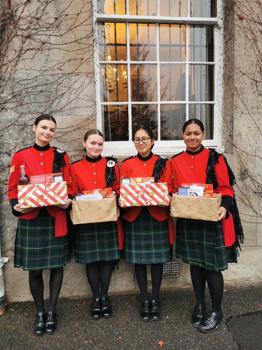 QVSchool's tweet photo. So proud of our Volunteers. Over 100 Hampers packed and wrapped this year. A fantastic #IntergenerationalProject with @DementiaFriendD @dunblanebb
#Dunblane
#MakeADifference
#Community
β€οΈππ https://t.co/F6wMtzns4P