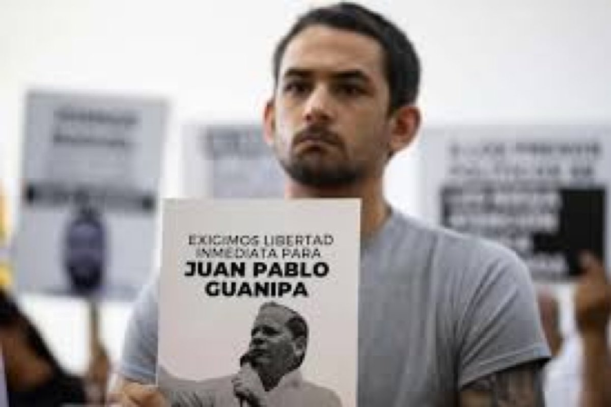ReporteYa's tweet photo. #7Dic #Venezuela #PresosPolíticos 
Ramón Guanipa, hijo de Juan Pablo Guanipa, exigió atención médica inmediata para su padre, quien lleva más de seis meses detenido.

Consideró que la “muerte en custodia de Alfredo Díaz demuestra el grave riesgo que enfrentan los presos políticos en Venezuela” - @ElNacionalWeb / @infopublicave