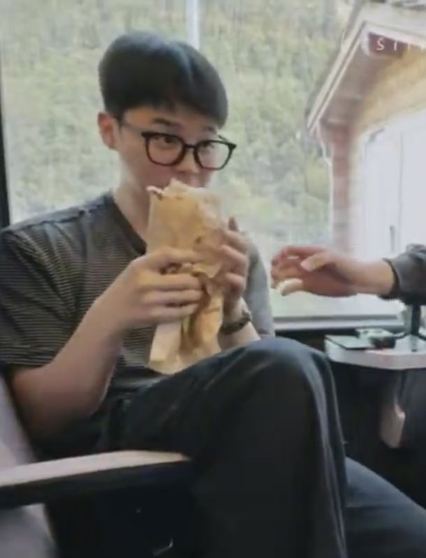 Whoever wins gets Jimin and his burrito 🌯