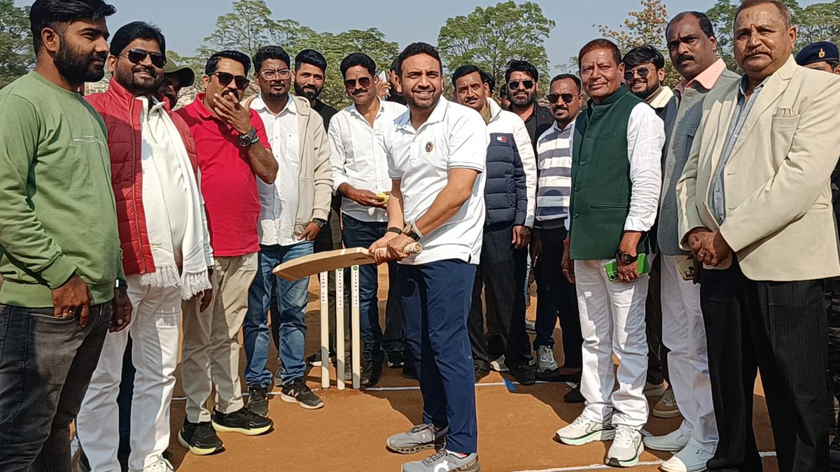 दिशाेम गुरु स्व. शिबू सोरेन स्मृति पलामू कप का उद्घाटन हमारे बड़े भाई एवं झामुमो के केंद्रीय प्रवक्ता श्री <a href="/KunalSarangi/">Kunal Sarangi 🇮🇳</a> जी ने किया। पलामू कप, पलामू की पहचान और गौरव है। आइए, खेल की इस ऊर्जा को और बुलंद करें, खिलाड़ियों का हौसला बढ़ाएं और प्रतिभाओं को मंच दें। 
<a href="/HemantSorenJMM/">Hemant Soren</a>