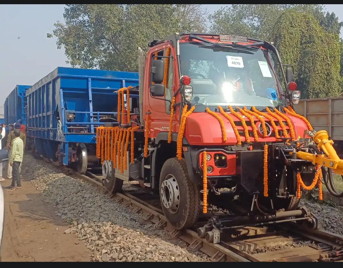 1st Time in Indian Railway 
Railway Owned #Jamalpur Workshop in #Munger Bihar modified #MercedesBenz Unimog into a Rail-Road vehicle.
Earlier IR only buy it from Pvt company.
This Vehicle is a versatile, multi-purpose machine that operates on both roads and railway tracks.