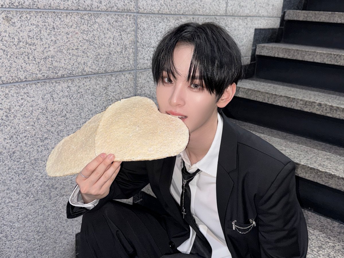 [#현식] 

인기가요 막방 끝!!!!
알리바이 사랑해 줘서 고마웠어 쏘블리들 🫂

#XODIAC #소디엑 #HYUNSIK #현식