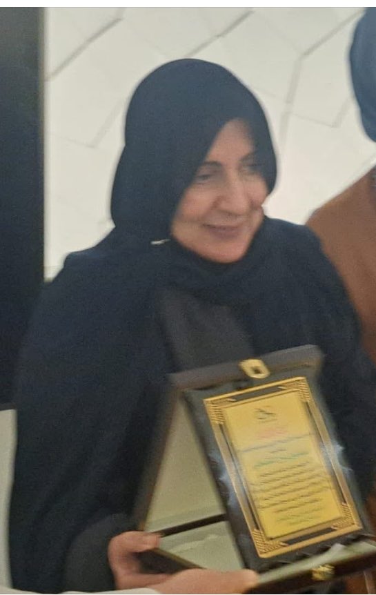 أعتقد الآن وبعد ما يقارب العشر سنوات من #مسابقة_أقرأ باتت هذه التجربة بحاجة إلى صنع علامة فارقة (براند) يميزها ويميز آرامكو خاصة ,والمملكة عامة .
تجربة ببصمة وطنية  تجذر عادة القراءة في محيطها ، لتصبح جزء من القوى الناعمة للمملكة حتى لاتتحول  #مسابقة_أقرأ إلى مزيج من بعض تجارب