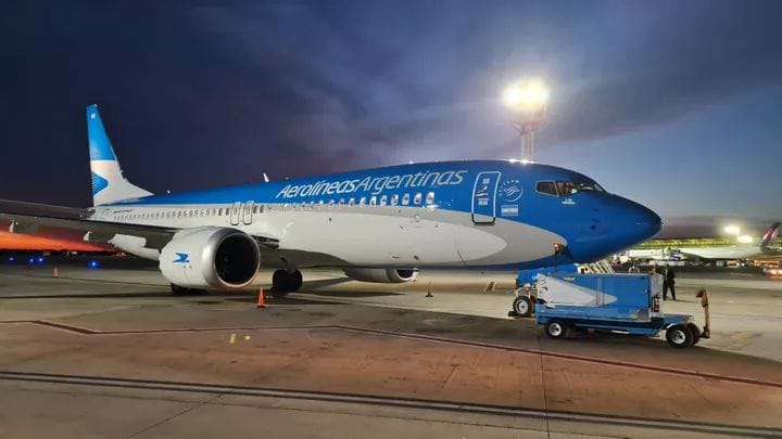 Servicios_Jet's tweet photo. Desde Miami aterrizó el nuevo Boeing 737 MAX LV-KNR para sumarse a nuestra operación. Un avión moderno, eficiente y listo para fortalecer nuestra red y seguir abriendo más rutas. ¡Bienvenido LV-KNR! 
Ya está en casa y preparado para despegar. ✈️🇦🇷 https://t.co/5WkjPpqhBt