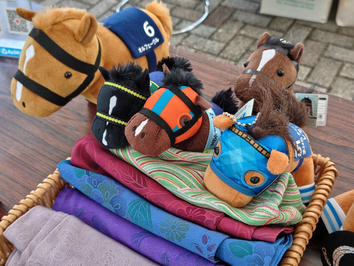 中京競馬場で見かけた染め物扱ってるお店でテーブルにアイドルホース