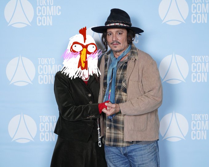 Esta foto de la autora de Beastars y Sanda con Johnny Deep es oro 😭
¡Las caras, Juan! ¡Las caras!