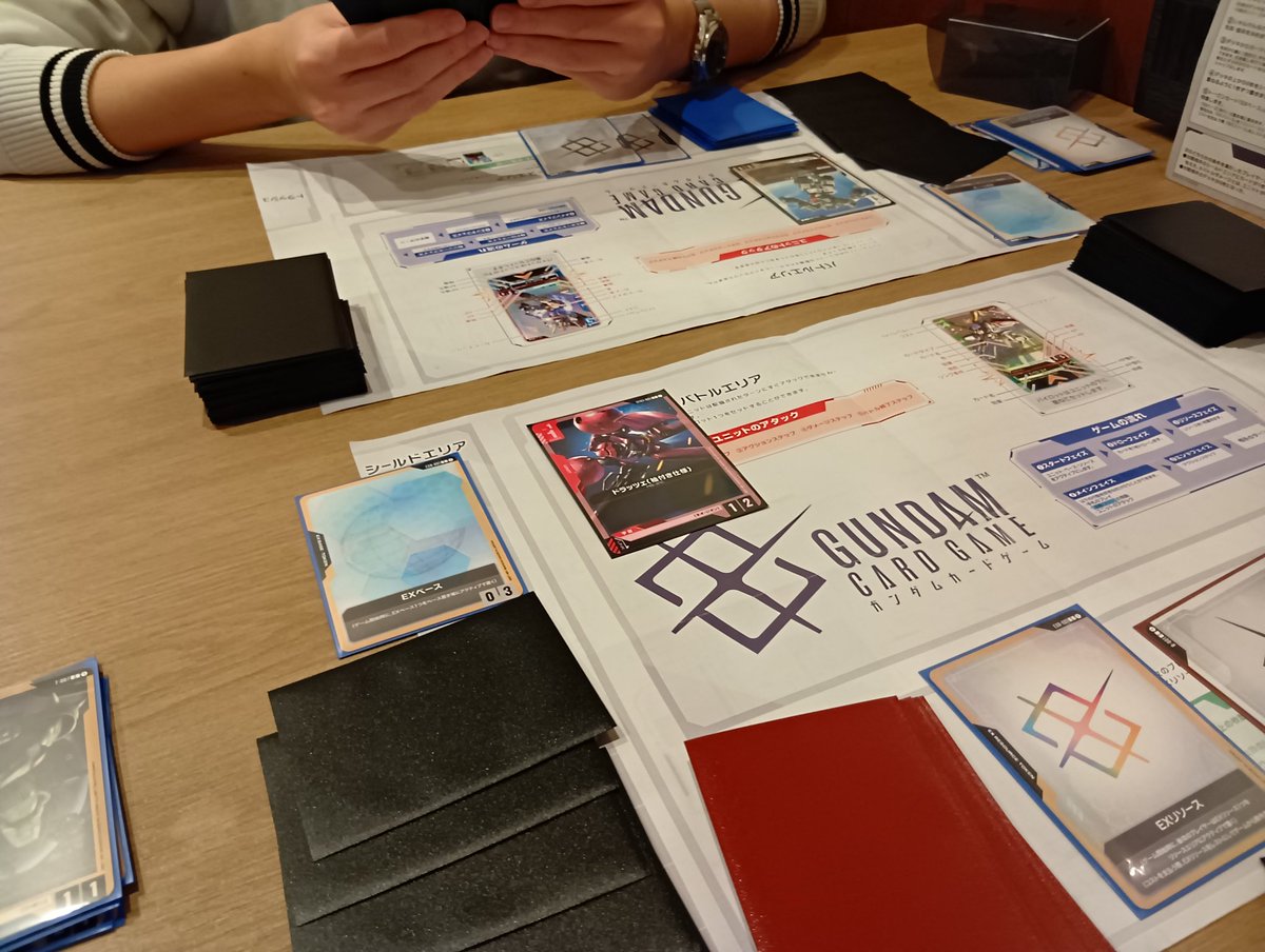 ガンダムカードゲーム興味津々のお客様にレクチャー中です😊今夜も朝