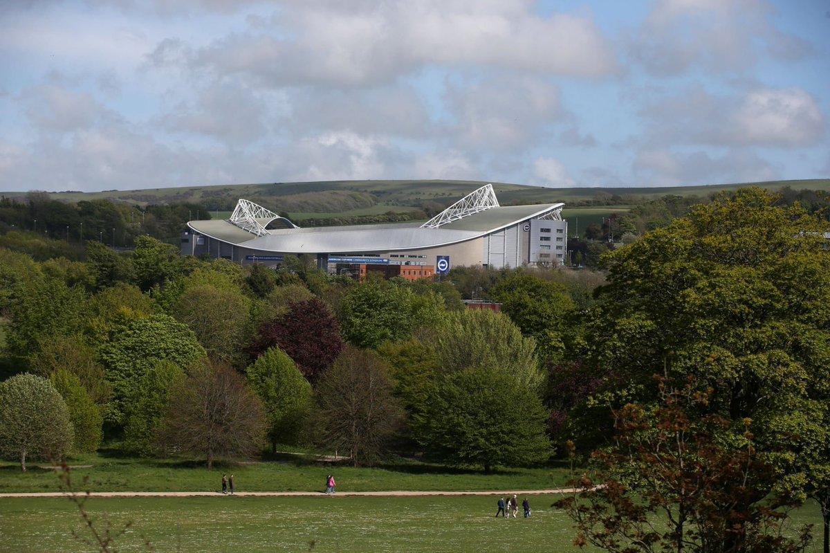 الطريق الى ملعب الاميكس في مدينة برايتون حيث تسير جماهير برايتون و ويستهام وسط الغابات و السهول من اجل حضور المباراة 🤩💙
#BHAWHU