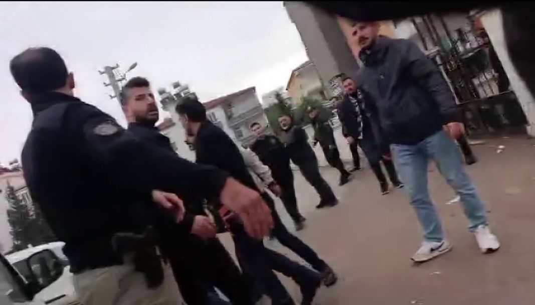 Akçal’dan Gazetecilere Yönelik Polis Şiddetine Sert Tepki: ‘Gazeteciler Öcü Değildir, Kamu Görevi Yapmaktadır’  - Videolu Haber 
perrehaberajansi.com.tr/haber/akcaldan…