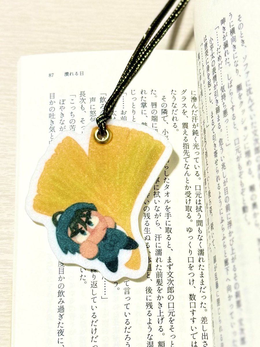 しおりとクリアファイルもいい感じ！しおりはノベルティです。新刊