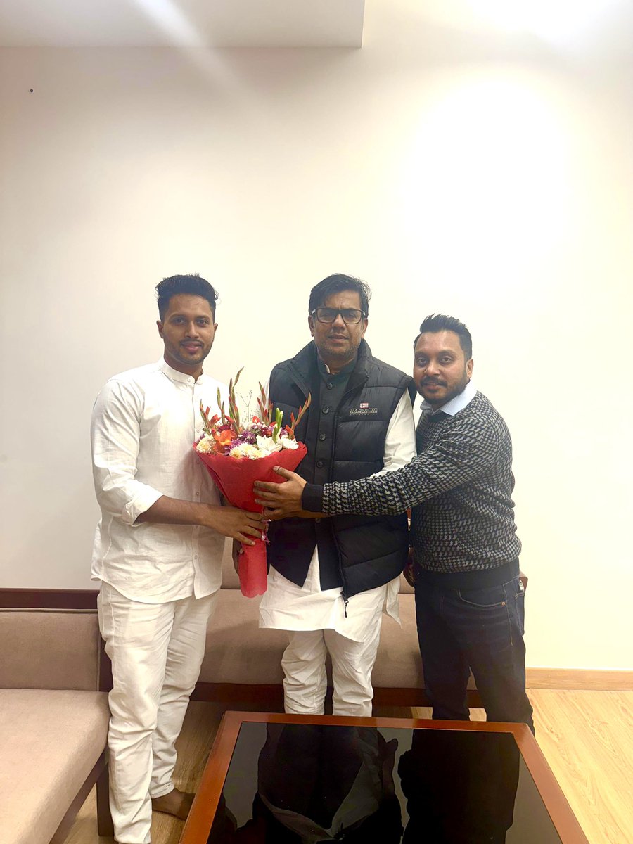 iAnkitpaswan's tweet photo. कल देर रात दमन एंड दीव से माननीय सांसद श्री उमेश भाई पटेल जी से  शिष्टाचार मुलाकात हुआ। https://t.co/TI9UmowIMa