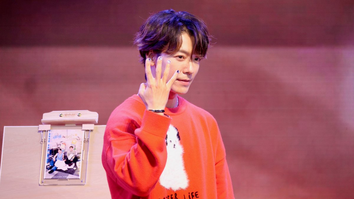 bae_gopa2504's tweet image. 엽서 꾸미라고 준 스티커 갑자기 만지작거리더니 씩 웃고 혼자 뒤돌아서 꼼지락대다가 보여 준 게 스티커 네일 ㅠㅜㅋㅋㅋㅋ 아 너무 귀여워 네 이동해 당신 공주 맞고요 어머니 저는 양쯔강 너머에서 삶을 마감합니다 #donghae #동해