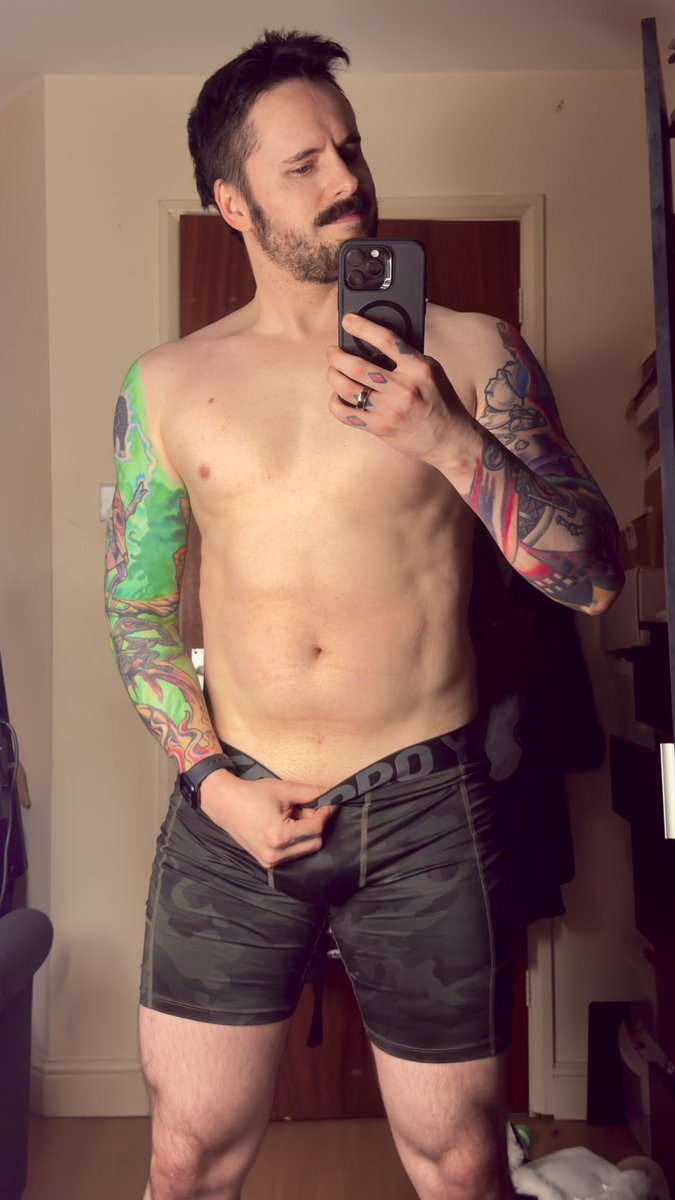 Gym sesh 210. 

New deadlift PB for me at 100kg. Finally get a rest-day tomorrow! 😓