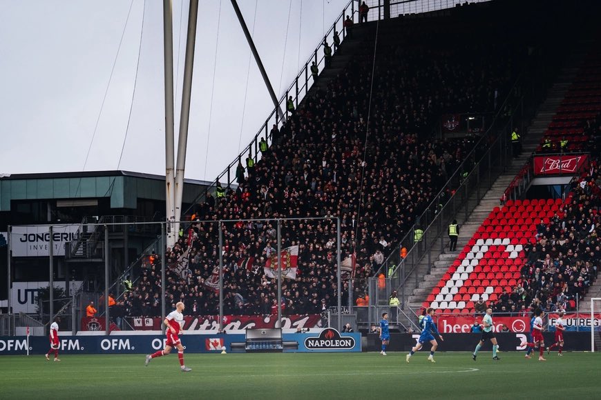 Uitverkocht uitvak <a href="/fctwente/">FC Twente</a> vanmiddag in Utrecht. #UTRTWE