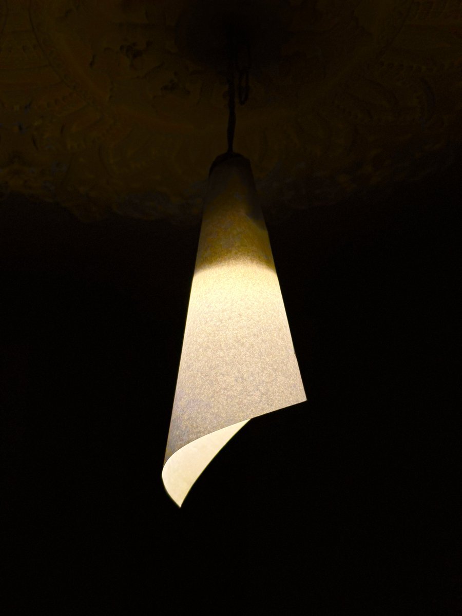 گفتم تا قبل اینکه لوستر بخرم یه فکری واسه نور پخش و پلای خونه بکنم، اینطوری شد که سه تا کاغذ A4 و چند تیکه چسب کارو جمع کرد برام