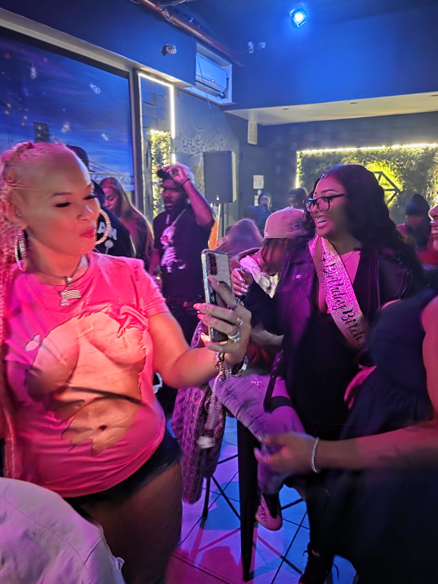 moneychase_85's tweet photo. My friends sure knows how to party we was hella lit and turned up on friday night @MsASoLuscious https://t.co/cIdjKPGOdT