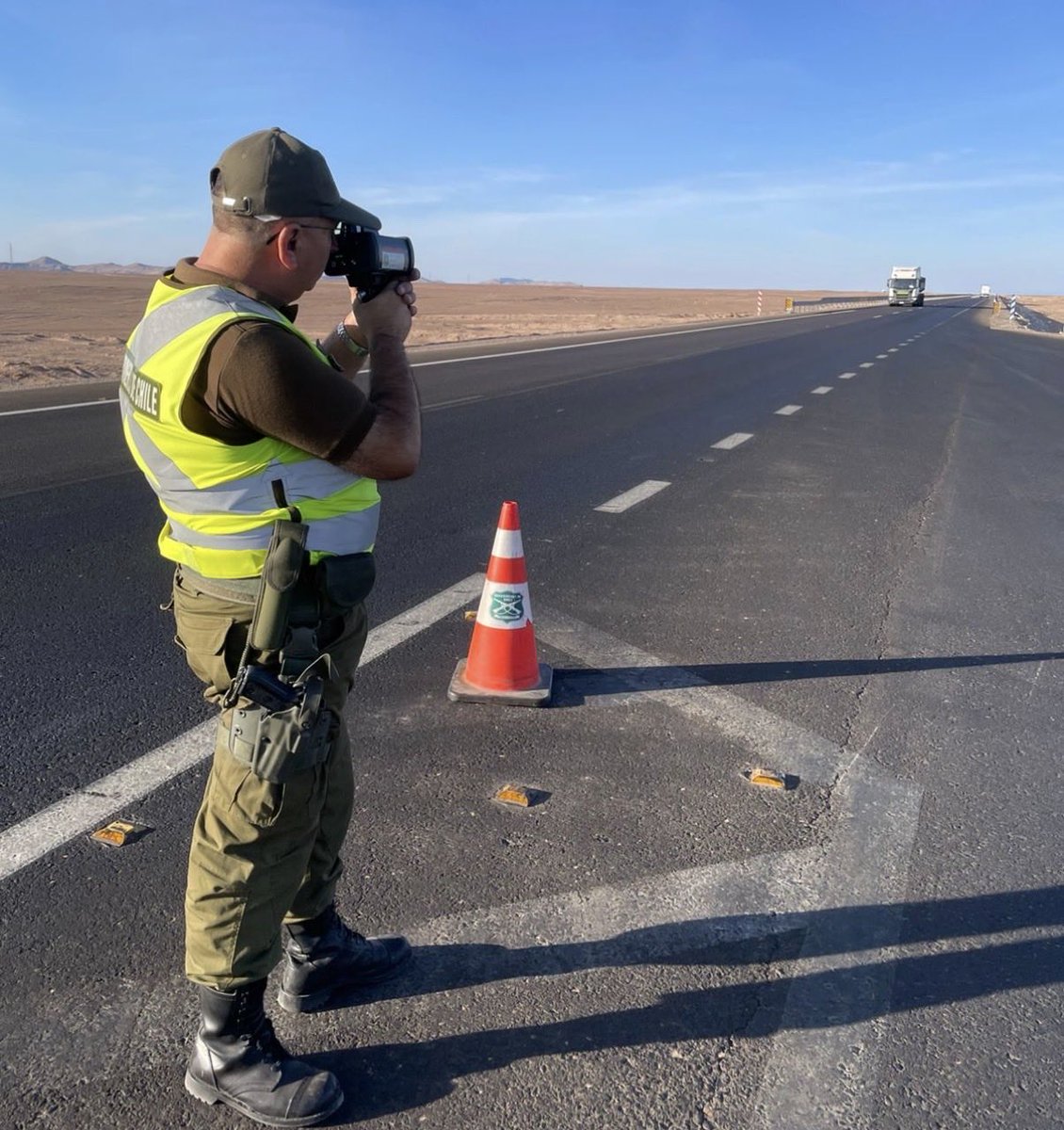 CarabTarapaca's tweet photo. 🚓 En la Ruta 5 Norte, Carabineros de la Tenencia Quillagua continúan realizando controles vehiculares y de velocidad, entregando recomendaciones  para garantizar una conducción segura y prevenir accidentes.
#ControlPreventivo #CarabinerosDeChile
 #Ruta5Norte https://t.co/aFXD1VtjyT