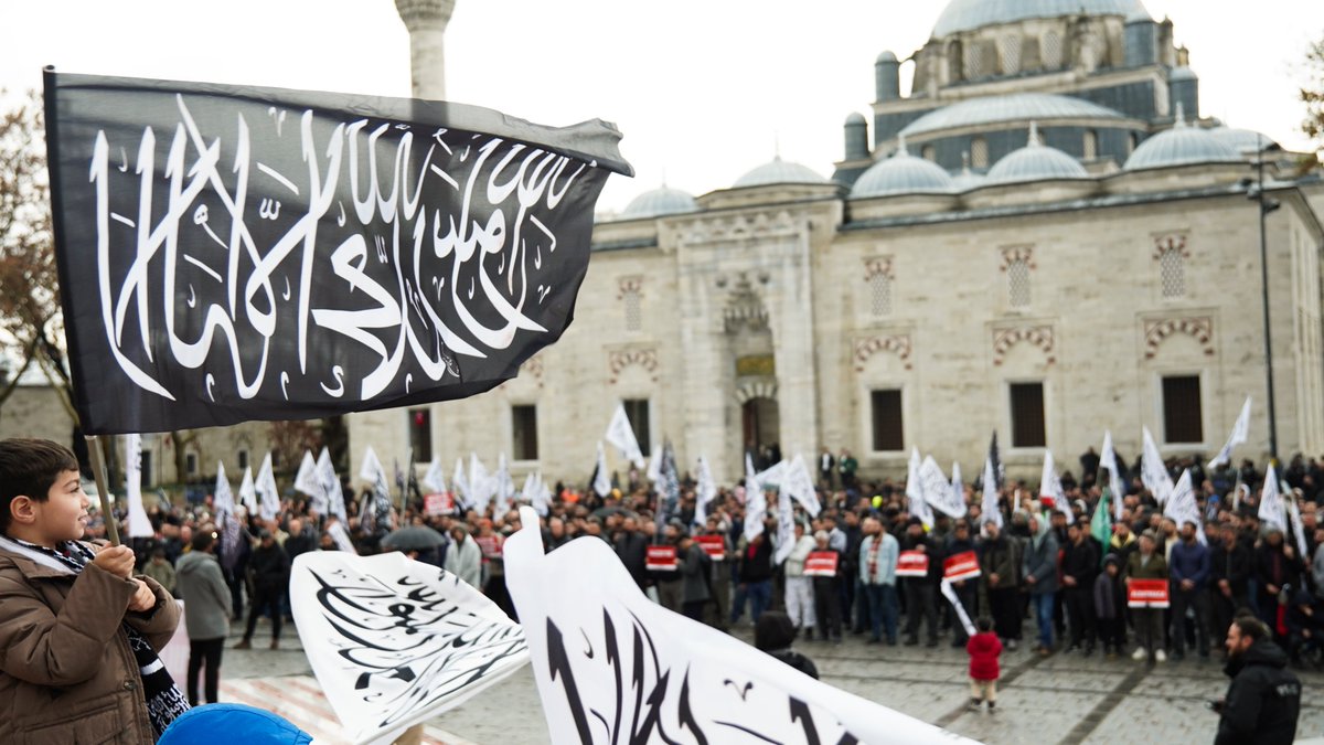 KokluDegisim's tweet photo. “Gazze’de Ateş Sönmüyor, Zulüm Bitmiyor” başlıklı basın açıklamamızı İstanbul'da Beyazıt Meydanı'nda gerçekleştirdik. Konuşmaların ardından dua ile program sona erdi. #GazzedeAteşSönmüyor https://t.co/uT2FTaPypf