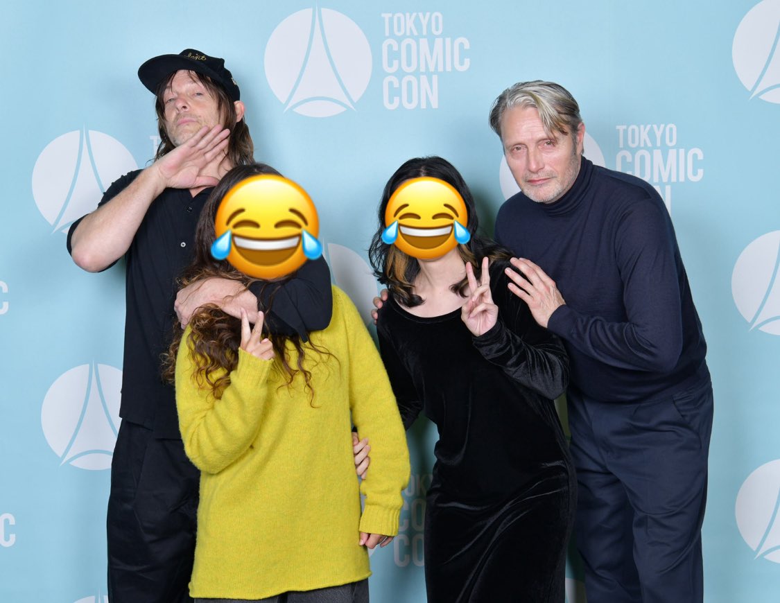 momusplay's tweet photo. ノーマン推しの友達とマッツに会いたい私でチケット���ったら同じ撮影のはずなのに全く違う世界線で撮影したみたいな写真になっちゃった笑
友達はノーマンにPlease kill me!!って言ってたし😂マッツの手あったかくて心までホカホカしました笑
久しぶりだったけどいいコミコンだった！！ https://t.co/yzf71WHErv