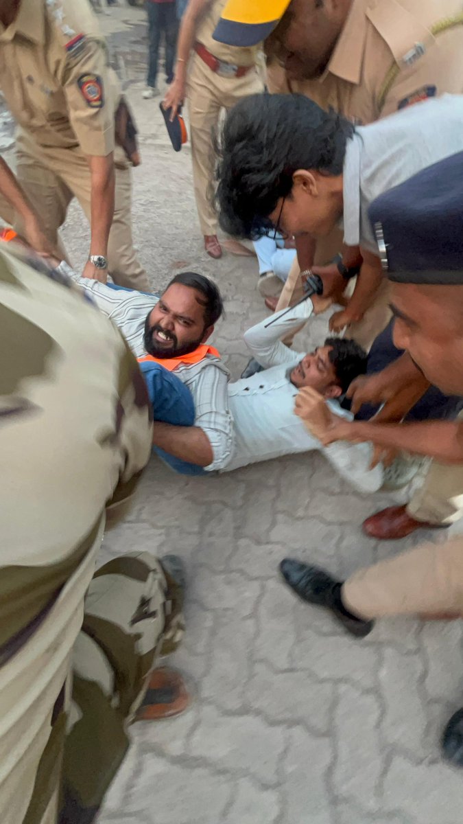 ABVPMumbai's tweet photo. ABVP Mumbai protested for students’ right to silence.
Karyakartas were dragged, pushed, and removed from the protest site. The organisers of the concert tried to Bribe our karyakartas, not enough threatened.
 Is the how the voices of students are treated? https://t.co/XCrXlW564x