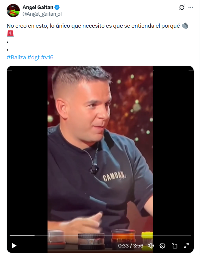 JulianMaciasT's tweet photo. Tiene la caradura de criticar las valizas V16 y luego se pone a venderlas con sobreprecio, 15 euros más caras que si las compra originales, pero con una pegatina con la cara de Gaitán. Tuvo que borrar el vídeo donde decía que eran una mierda, pero te vendía la suya. https://t.co/rEjx4ESpkX