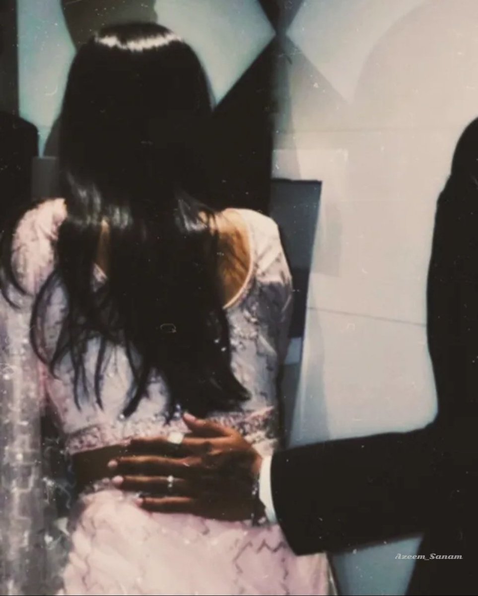 तुम कहीं बाहर जाती हो तो इंतज़ार करता हूँ 

तुम्हारा भी और तुम्हारी तस्वीरों का भी..!