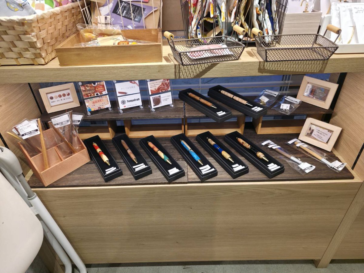 tengoooooooood's tweet photo. 本日よりTSUTAYA南古谷店にて、ボールペン、木軸グラフギア500、ペン先のイヤリング販売開始しました✒️

お近くの方是非足運んでみてください🏃‍♀️ https://t.co/qn1R3O3Y5C