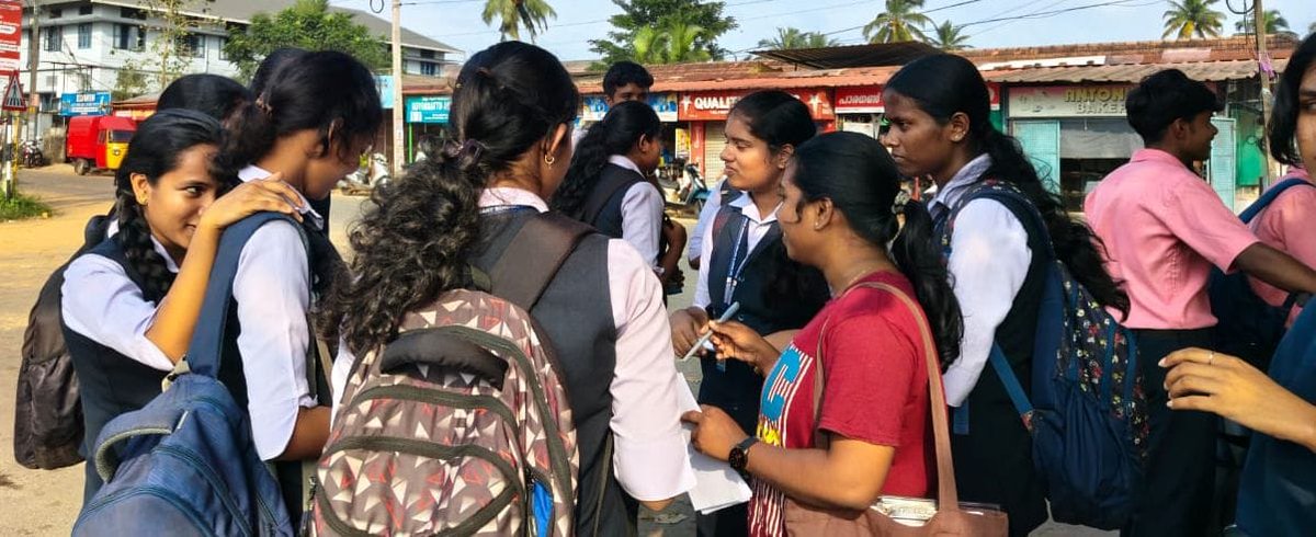 aidsokerala's tweet photo. UNITE TO SAVE PUBLIC EDUCATION 

പൊതു വിദ്യാഭ്യാസത്തെ സംരക്ഷിക്കുക - ആലപ്പുഴയിൽ നടന്ന  ഒപ്പുശേഖരണം

#savepubliceducation #reject_FYUGP #resistNEP2020 #concession #resistance #protest #signature #signature_campaign
#AIDSO #aidsokerala https://t.co/SSvWdWtCdQ