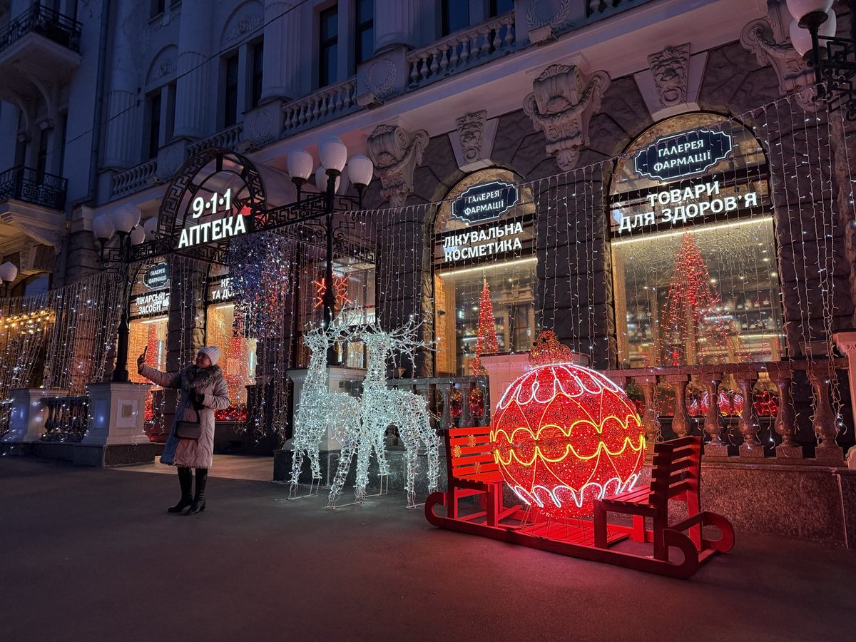 3Bergen's tweet image. Licht is er vaak niet, maar áls er licht is. “Een middelvinger naar Poetin”, noemde laatst iemand deze overdaad aan kerstverlichting. #Kharkiv