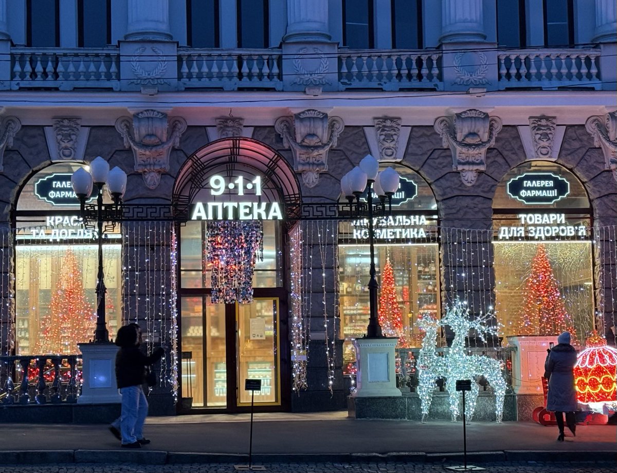 3Bergen's tweet image. Licht is er vaak niet, maar áls er licht is. “Een middelvinger naar Poetin”, noemde laatst iemand deze overdaad aan kerstverlichting. #Kharkiv