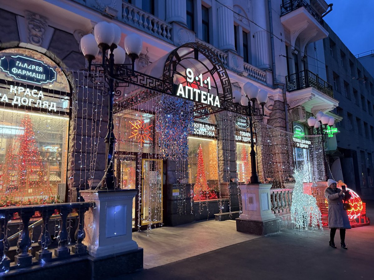 3Bergen's tweet image. Licht is er vaak niet, maar áls er licht is. “Een middelvinger naar Poetin”, noemde laatst iemand deze overdaad aan kerstverlichting. #Kharkiv