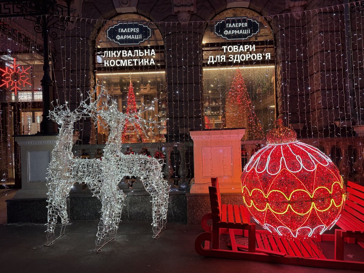 3Bergen's tweet image. Licht is er vaak niet, maar áls er licht is. “Een middelvinger naar Poetin”, noemde laatst iemand deze overdaad aan kerstverlichting. #Kharkiv