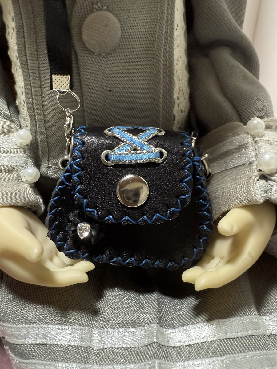 先日の撮影会のお礼も兼ねて、初めてスペースをしながら鞄を作る、と言う後をやっておりました。最後はぐだぐだになってしまいましたが、作り終わるまで頑張りました（笑
黒ベースに青のリボンと糸…多分私だけではしない色使いです如何でしょうか？