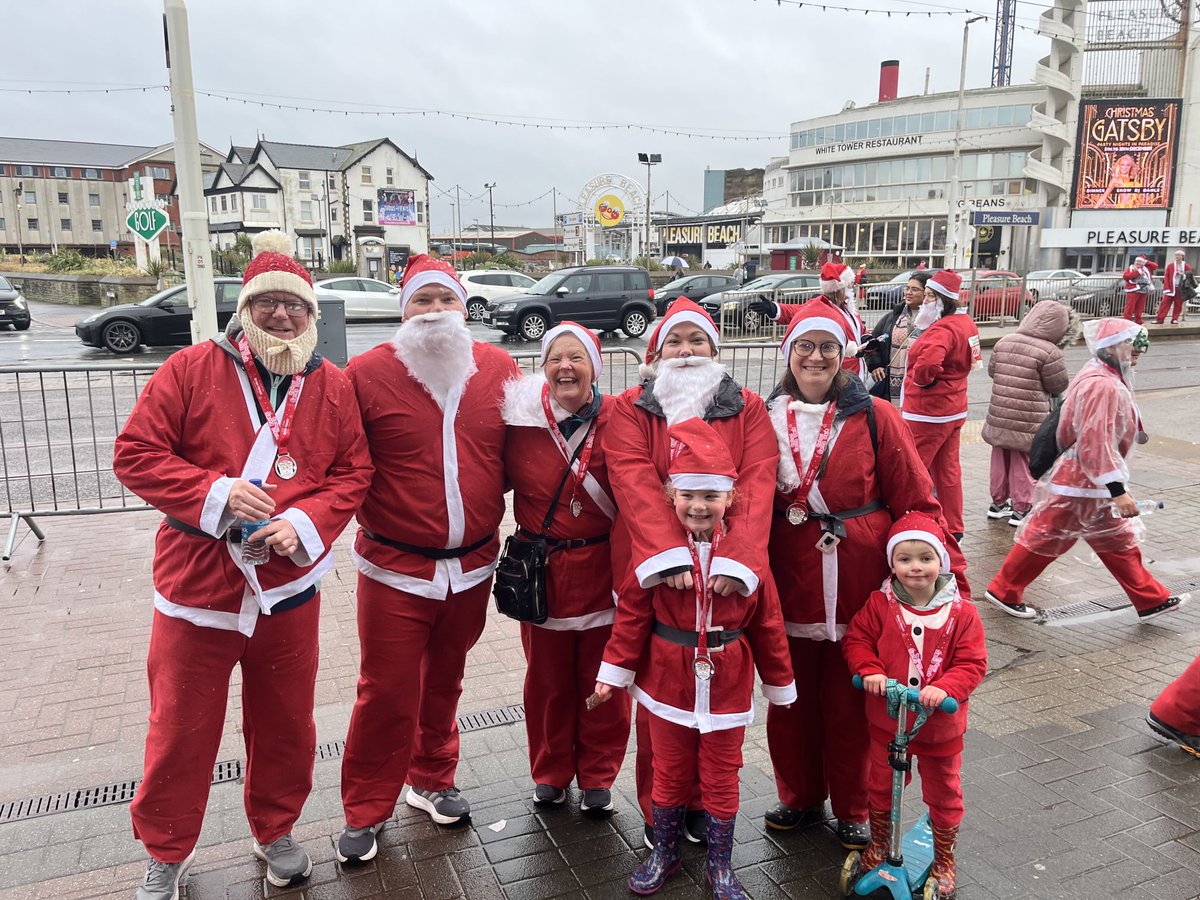 Before and after pics from today’s Santa dash. Great to see so many having fun and raising money for a great cause ⁦<a href="/trinity_hospice/">Trinity Hospice</a>⁩ ⁦<a href="/BrianHouseCH/">Brian House Hospice</a>⁩