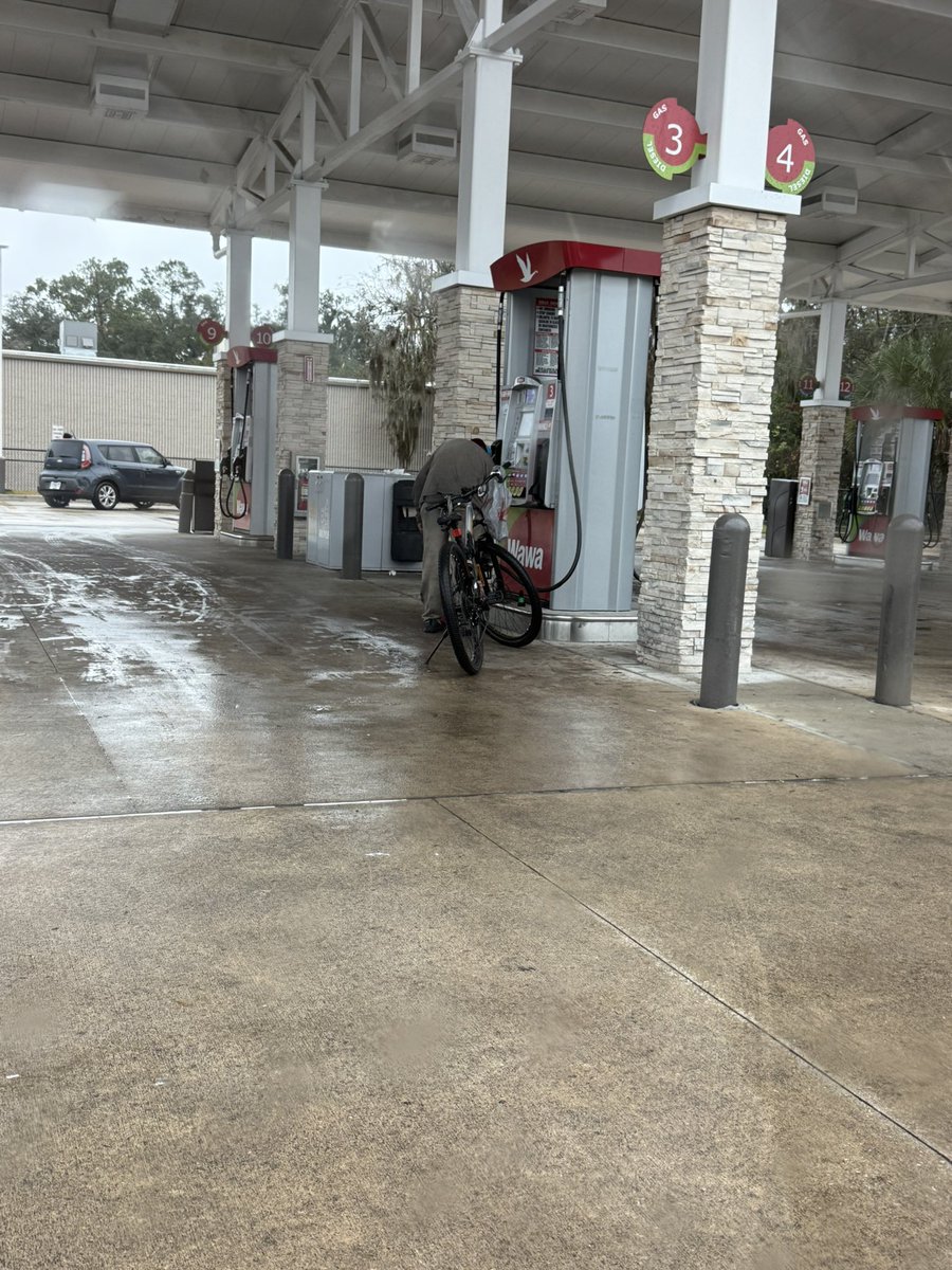 JonHarpoon_V's tweet image. Pretty sure that ride doesn’t take premium pal.
#cleanupthestreets