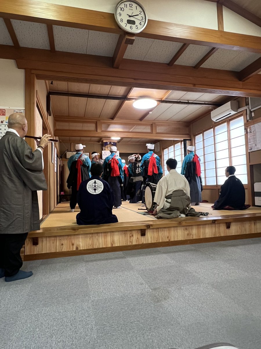 yukasan_0222's tweet photo. 石鳩岡神楽、権現様の年越祭りに参加させて頂きました。直会では日頃のご支援に感謝申し上げご挨拶をさせていただきまさた。
移住してきた方が神楽に興味を持ってくださり空き家を購入。今日は様々お話しをさせていただきました。
#石鳩岡神楽
#花巻市東和町 
#せんべい汁 https://t.co/8DkeYuZJMd