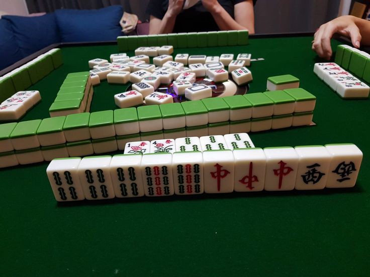 baru membeli peralatan mahjong karena penasaran. sekarang ia benar benar belajar cara main mahjong bersama kekasih dan dua temannya yang ahli. sepertinya ini tidak akan mudah.