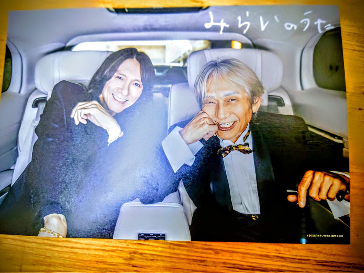 kusamado131's tweet photo. ロックの道に引きずり込んだかつての友人との交流と、病気の発覚から東京ドーム復活ライブまでの苦闘の日々が互いにシンクロしあい、故郷の教会での奇跡のようなライブに集結する。
人生の重いテーマを軽やかに、美しく詩的な映像と言葉で描いた名画。
#吉井和哉「みらいのうた」 https://t.co/iTfTTaJz5c