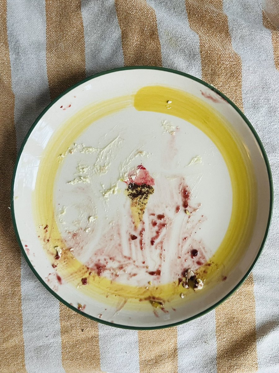 Mijn ouders kwamen op visite, dus was het tijd om ‘de gebaksbordjes’ uit de kast te halen. Ik kan niet geloven dat ik zo’n persoon ben geworden, maar KIJK HOE LEUK m’n bordjes zijn!! 🥹🥹