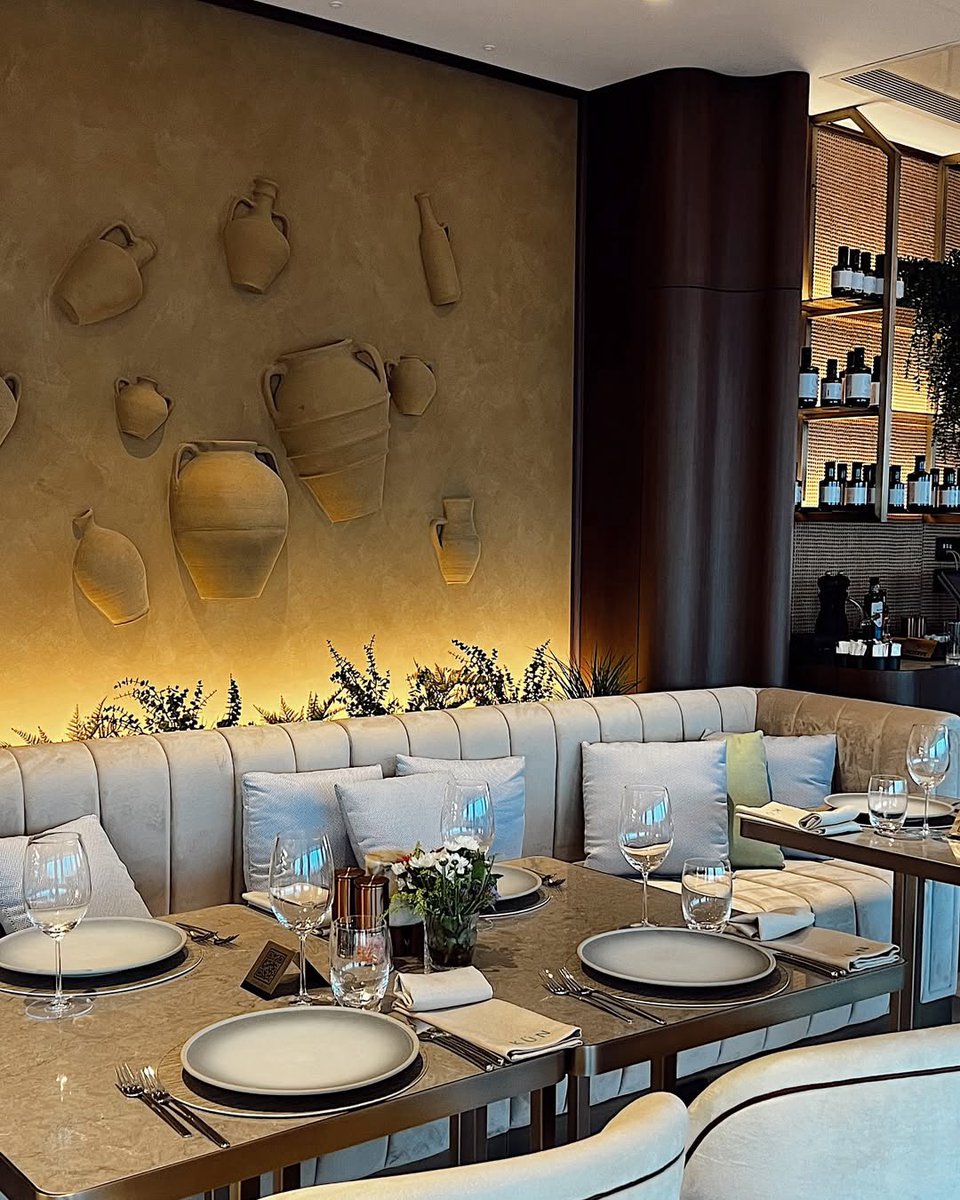 Ultra mat, göz kamaştırmayan, görsel olarak uygulandığı yüzeylere homojen doğal bir renk geçişi ve dokunsal olarak deriye donunmuş hissi veren, lokal rötuş yapımına uygun eşsiz ürünümüz Celestia Wall Painting..
Kaliteli ürün ve garanti işçilik için Nav Decor / Novacolor..