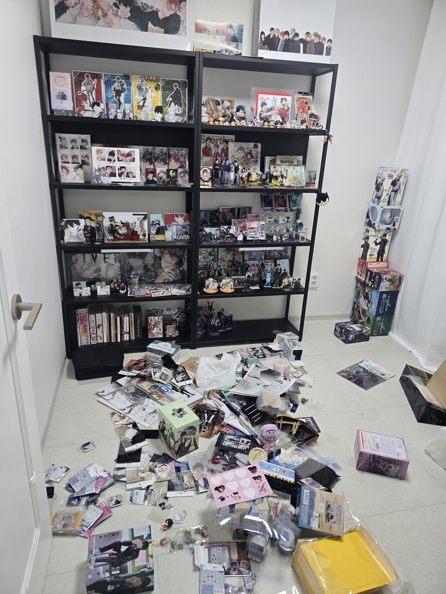 정리 1차 마무리., 굿즈방은 어떻게 정리하냐 일단 장식장 하나 더 사고 생각해보좍