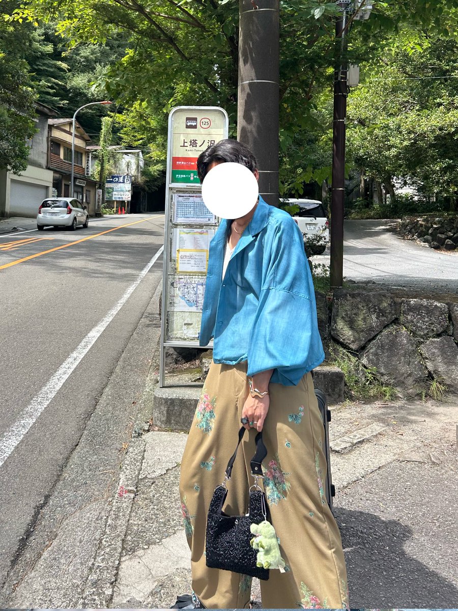 yo_roppani's tweet photo. 今年のベストバイは
「nori enomotoのハンドバッグ」

カバンを持たない主義だったけど、妻の財布探しに付き添ったポップアップで一目惚れして即購入。
何にでも合う黒と抜群の素材感で、控えめなのに存在感のある“コーデの引き締め役”。

今年一番買ってよかったです。 https://t.co/VmFvuz5obZ
