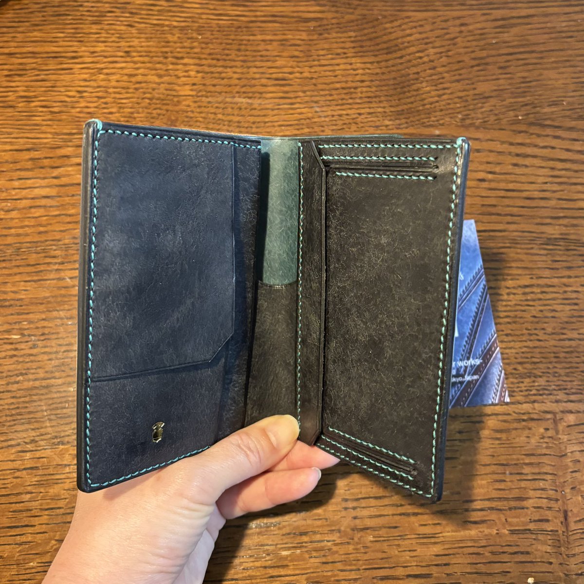 kyama7's tweet photo. cobalt leather worksのハーフウォレット。金具使ってない小銭入れや二重の札入れ。造形が面白い。とにもかくにも美しい。
夫へのプレゼントに購入したのですが、クリスマスまで待ちきれず、帰宅してすぐに渡してしまいました。すごく喜んでくれました〜。
#スナワチ #スナワチPOPUPストア
@cobalt_lw https://t.co/IoSYgF0ZsW