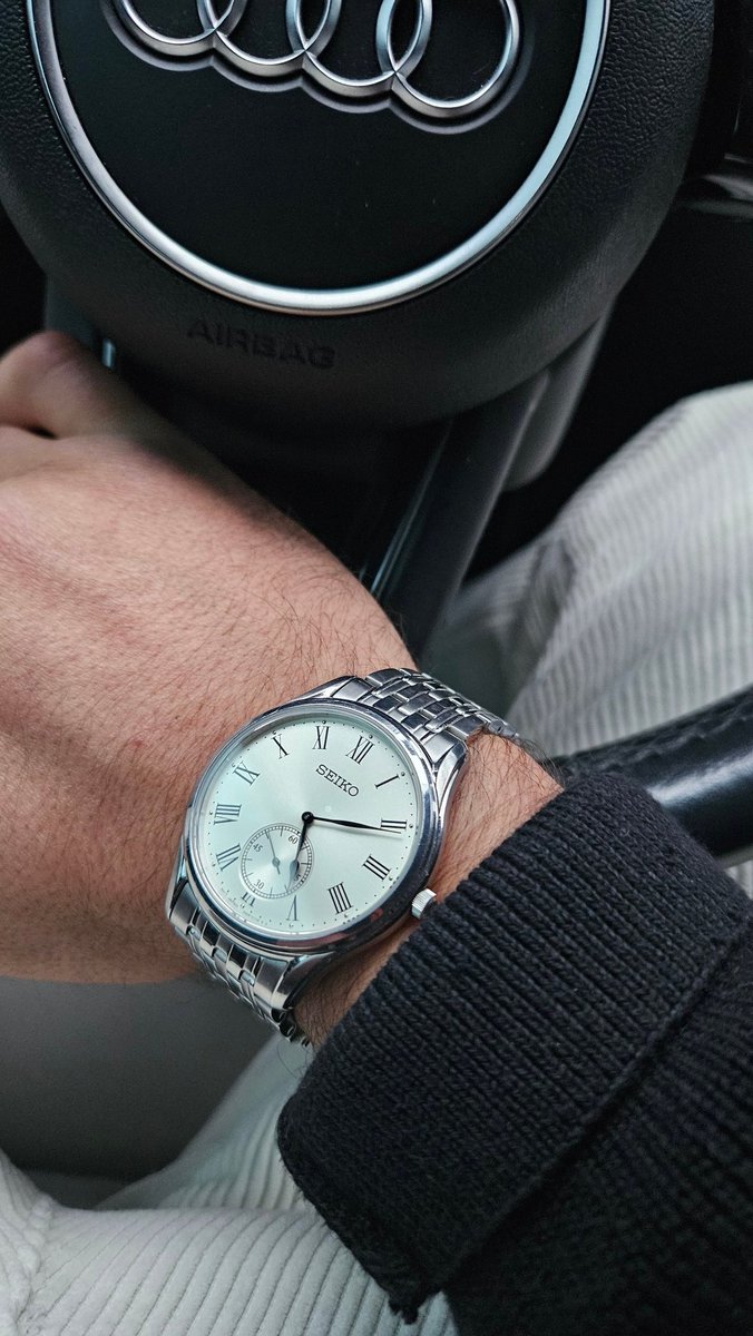19x91x's tweet photo. @gokhan_itc Saat bileğimdeyken tweetin önüme düşmesi enteresan oldu 🙂 Seiko'nun quartz sistemindeki en iyi işlerinden biri desem abartmış olmam. Safir kristal camı , romen rakamları ve saniye kadranı için kullanılan yuvarlak penceresi saate farklı bir hava katıyor. 4800 tl ye edinmiştim. https://t.co/3r3kSX3onv