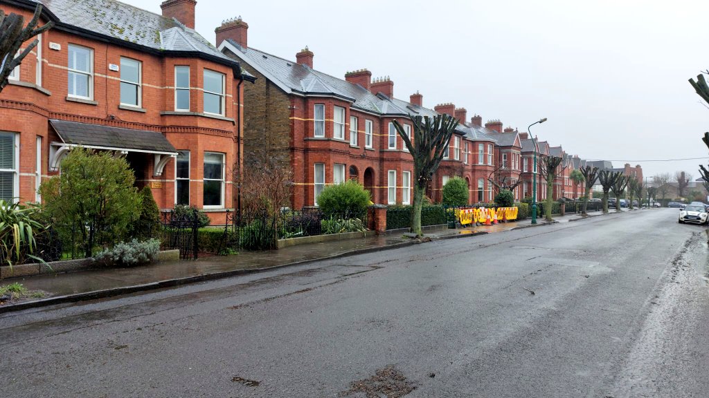 donna_cooney1's tweet photo. Well done 👏 @DubCityEnviro and @DCCclontarf for the big street clean ups on some Clontarf roads this weekend and last! 
Looking great 👍 https://t.co/GBtQkSCZ9G