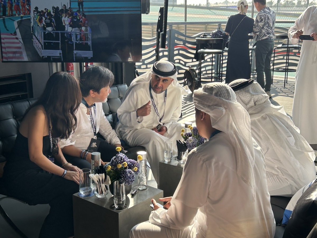 37da's tweet image. F1のラウンジに王族の方々にもお越し頂きました。サレム殿下とはすっかり仲良しになりました。アラブの王族にヘッドロックされた日本人もそんなにいないかも知れないよね(笑)